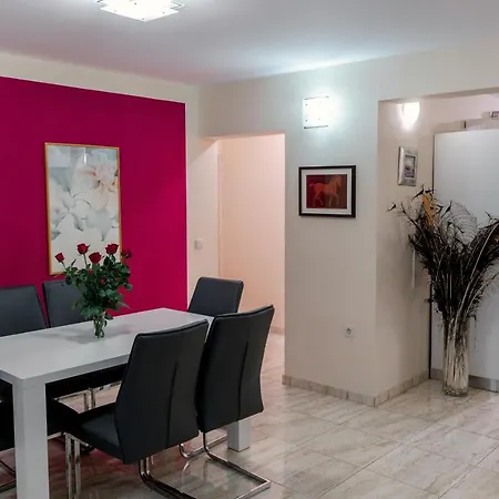 Lovely, Big, Apt1 With Privat Pool Apartman