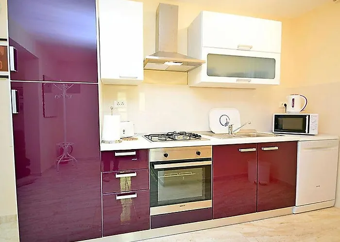 Lovely, Big, Apt1 With Privat Pool 아파트 *