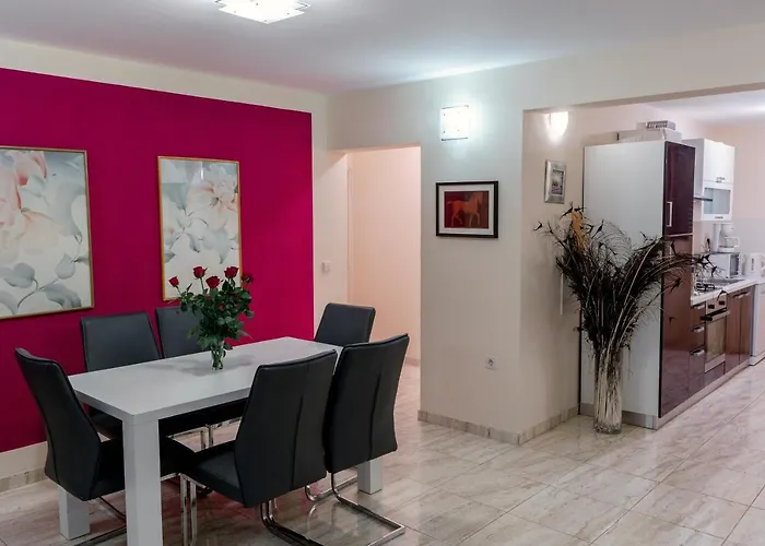 Lovely, Big, Apt1 With Privat Pool 아파트